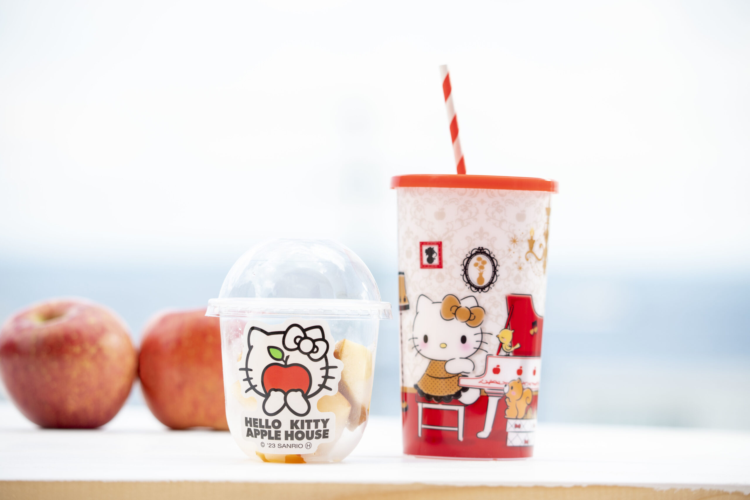 世界最大のりんごのおうちの前でハローキティの”りんご飴”新発売