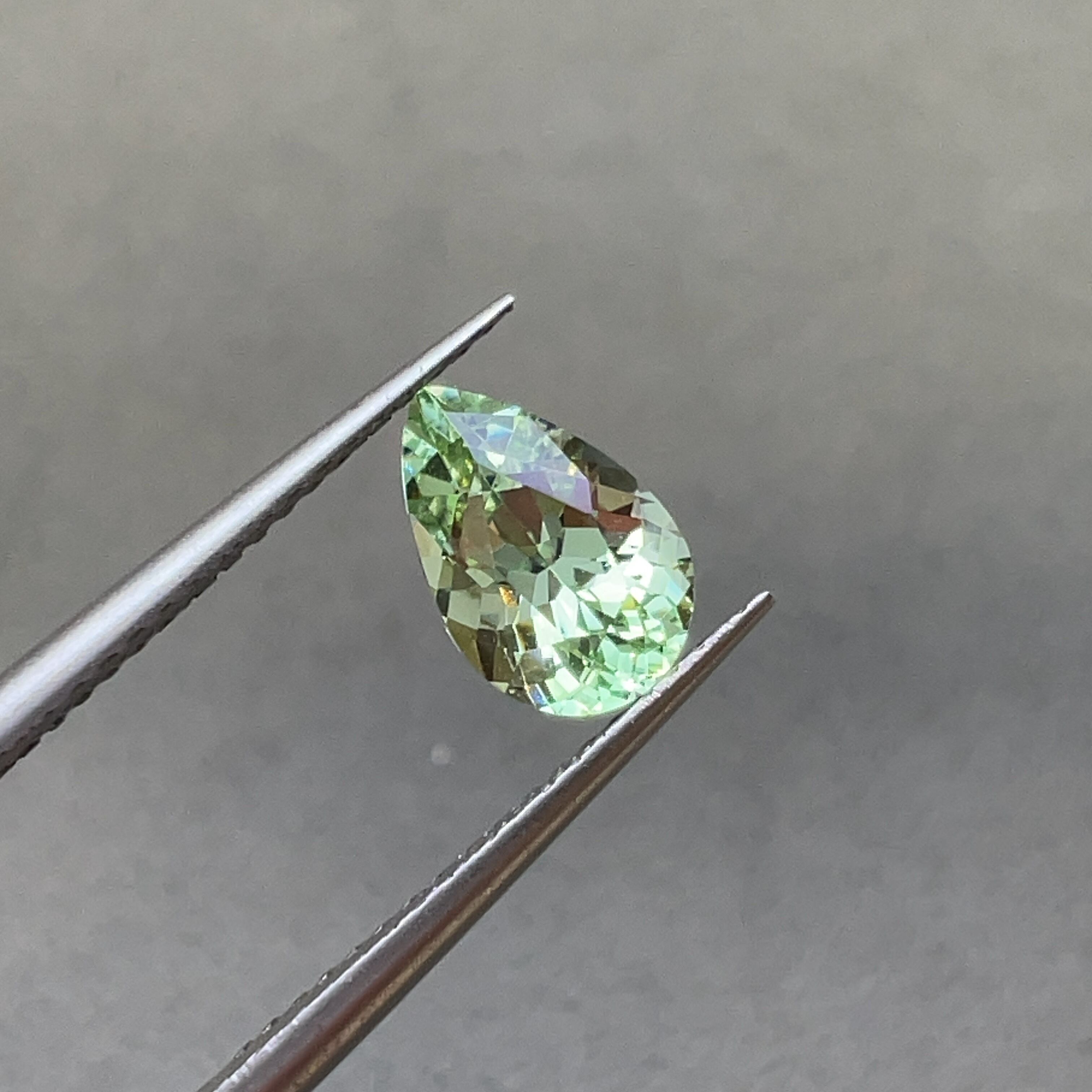 ミントガーネット 1.56ct 8.80×5.84mm ペアシェイプルース UV蛍光あり