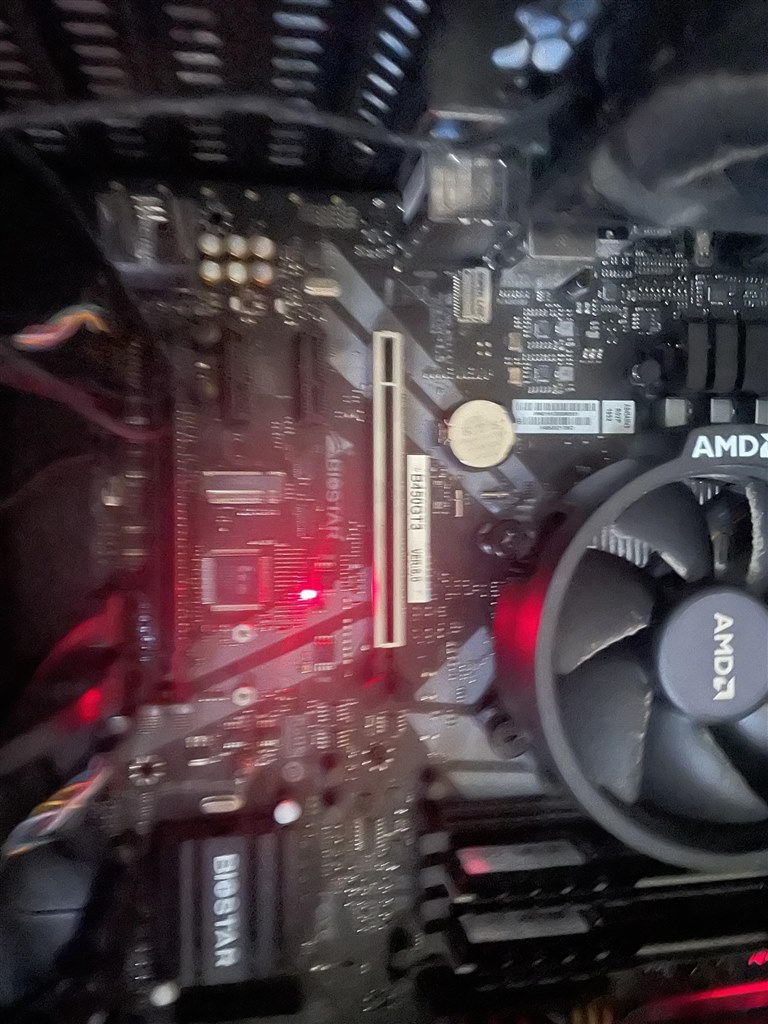 パソコンが起動しません。マザーボードが赤いランプがつきます