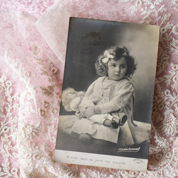 アンティークポストカード お人形を抱く愛らしい少女 H.Manuel P010