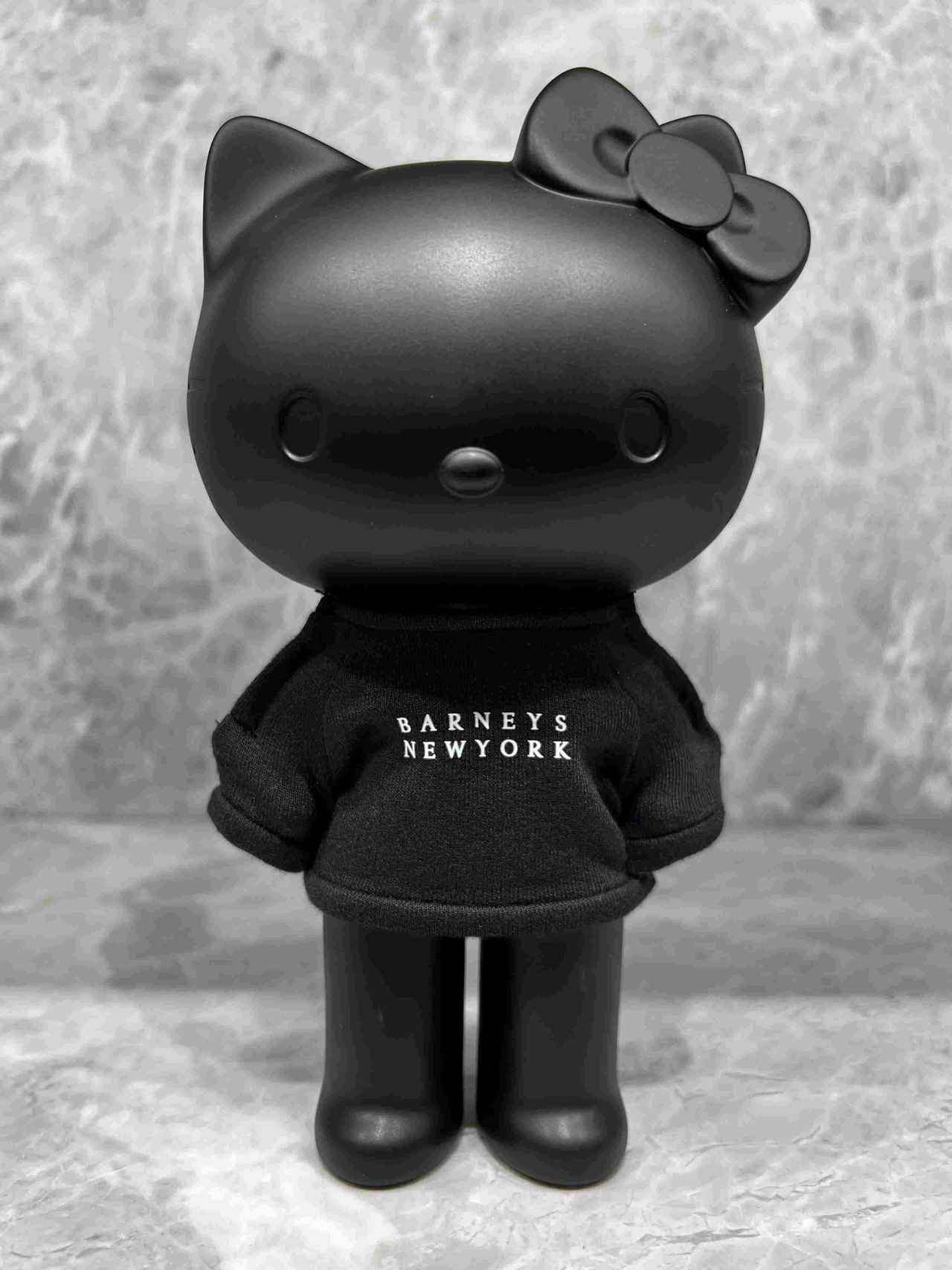 ハローキティ」ブラックフィギュア販売 バーニーズNY六本木店でPR