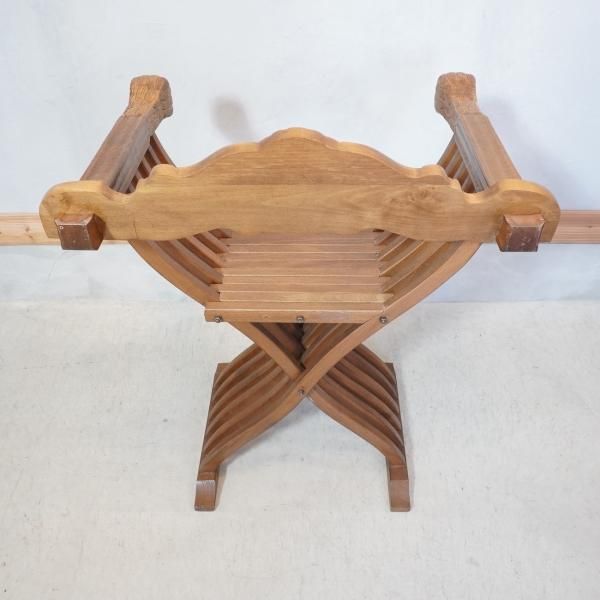 イタリアの伝統家具サヴォナローラチェアです。美しい彫刻が目を引く