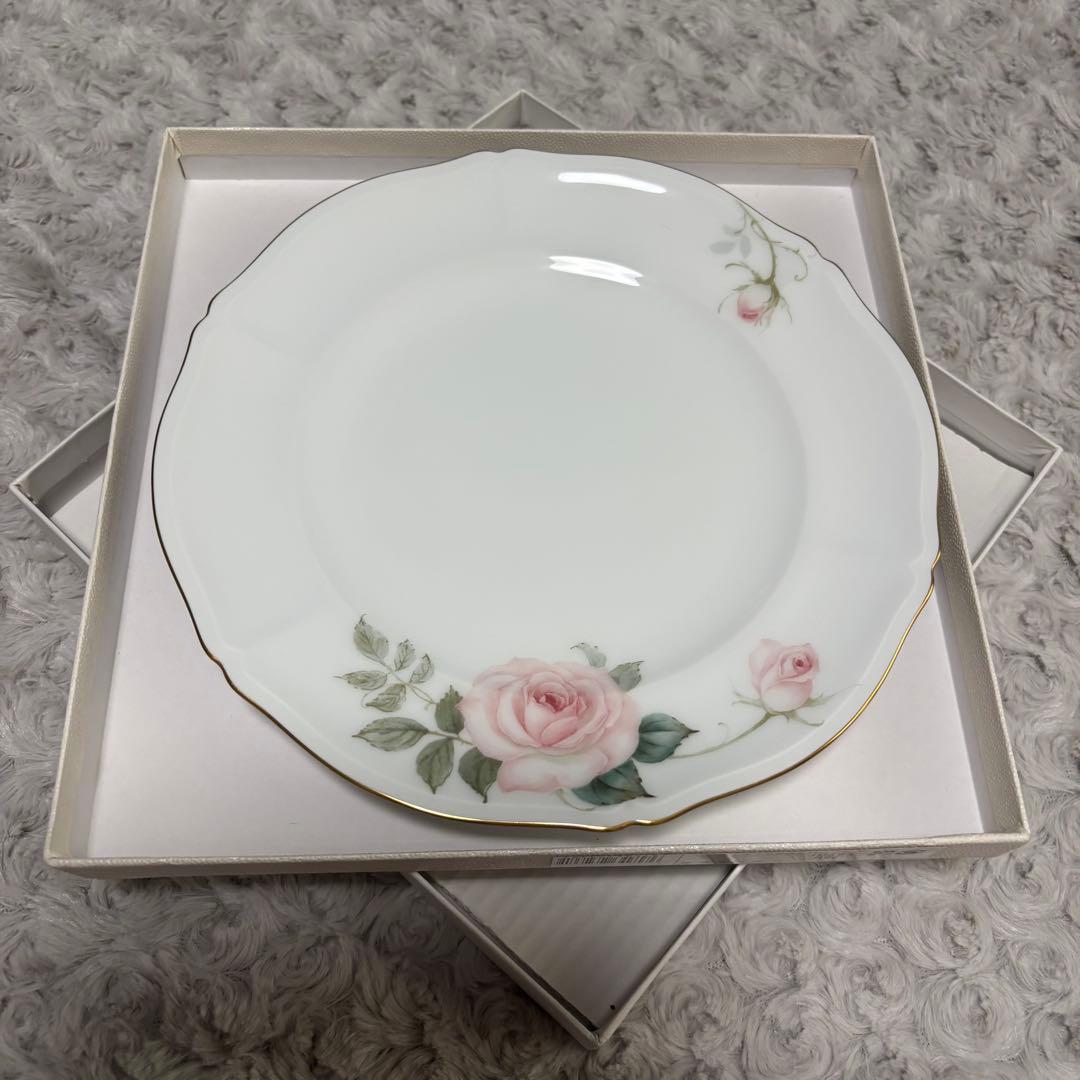 り*ご様 大倉陶園 フェアリーローズ マチルダ ケーキ皿 デザート皿 1枚 フェアリーローズ「マチルダ」 人気のバラをモチーフにした、妖精の