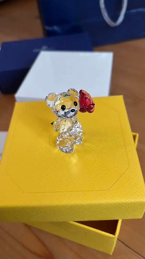 SWAROVSKI クマ置物 Krisベア A Rose with Love Swarovski Kris Bear A Rose with Love | Swarovski Crystals