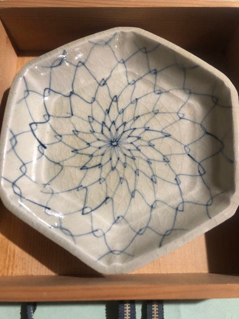 伊万里焼 染付 網目六角皿 箱付 19.8cm 展示用